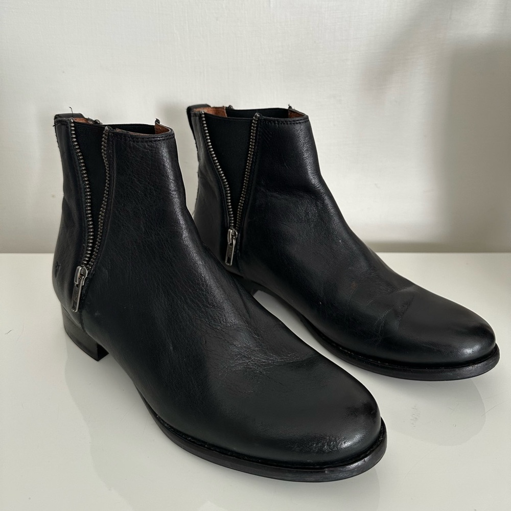 Frye Carly Black Zip Chelsea Boots US 9 B Double Zip Short Leather Booties